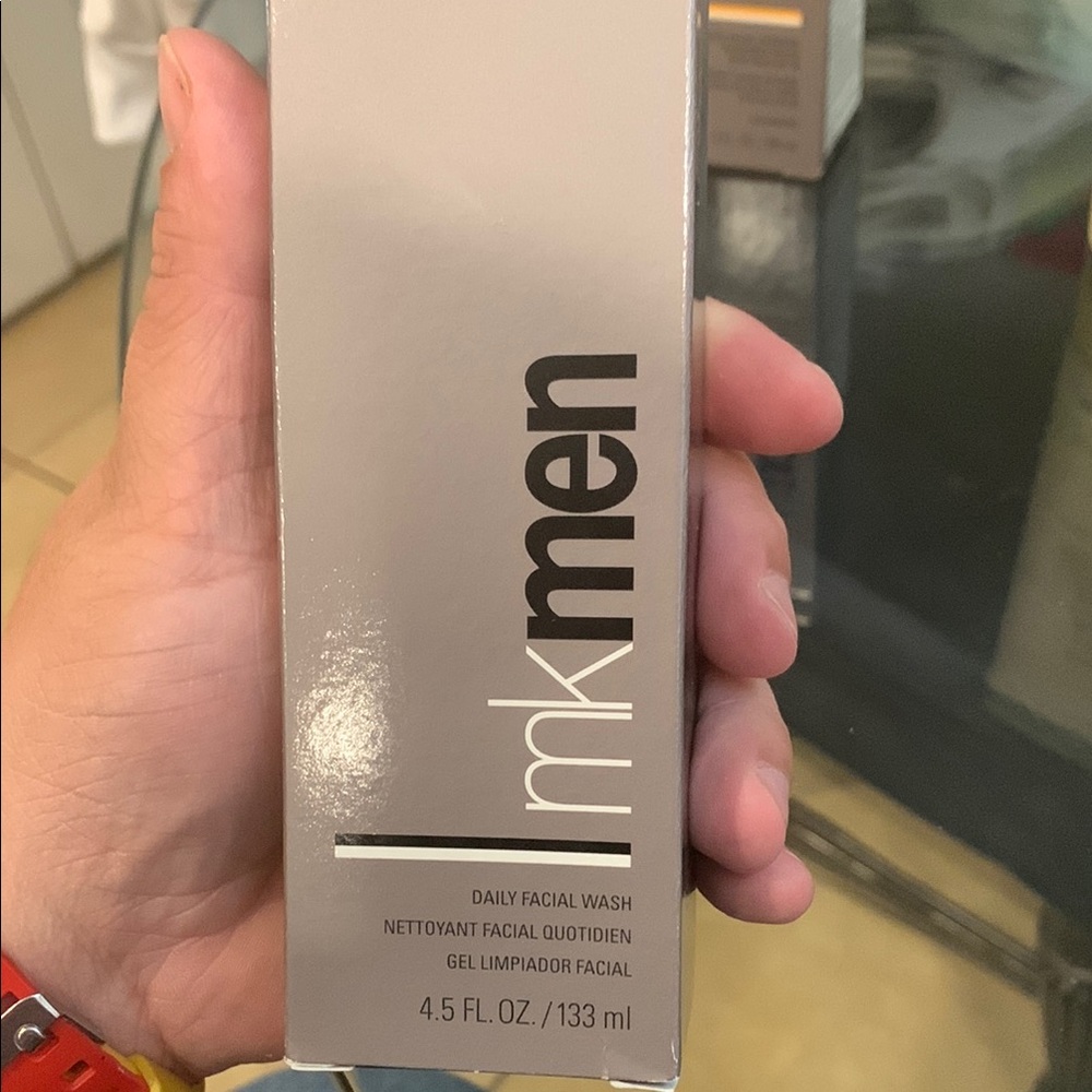 Mary Kay MKMen Skincare Set - Black and Gray - Picture 6 of 13